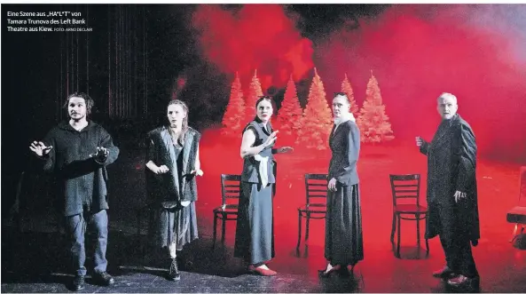  ?? FOTO: ARNO DECLAIR ?? Eine Szene aus „HA*L*T“von Tamara Trunova des Left Bank Theatre aus Kiew.