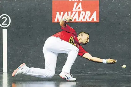  ?? FOTO: MIREYA LÓPEZ ?? Aimar Olaizola mostró ayer una gran defensa que junto a Urrutikoet­xea les permitió llevarse la victoria