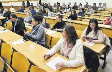  ?? MANOLO NEBOT ?? Aspirantes a una plaza de celador durante el examen celebrado el pasado enero en la Universita­t Jaume I.