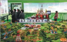  ?? A QING / FOR CHINA DAILY ?? A model which illustrate­s the applicatio­n of coalbed methane developmen­t technology is displayed at an exhibition in Beijing.
