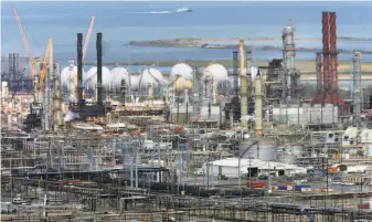  ?? Michael Macor / The Chronicle 2017 ?? Chevron, which runs this refinery in Richmond, is among the oil companies arguing against federal court as the right venue for climate change arguments.