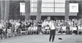  ??  ?? Patrick Redd realiza un swing ante la mirada del público.