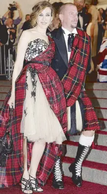  ??  ?? Alexander McQueen with Sarah Jessica Parker wearing one of his creations inspired by his native Scotland