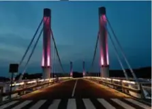  ?? FOTO EVA ?? De witte hangbrug over het Albertkana­al kreeg even een roze tintje.