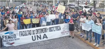  ?? ?? Al menos 500 estudiante­s de distintas facultades de la UNA se congregaro­n ayer frente a la entrada al “Campus”, por la avenida Mariscal López de San Lorenzo, para unirse a la protesta.