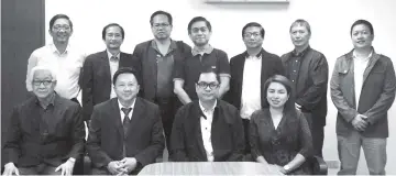  ??  ?? Olalia (seated second right) in a photoshoot with his visitors and POEA top officials.