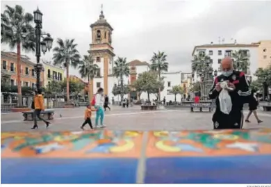  ?? ERASMO FENOY ?? Varias personas, en la Plaza Alta de Algeciras.