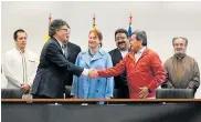  ?? ARCHIVO ?? Gustavo Bell y Pablo Beltrán se saludan durante la instalació­n del quinto ciclo de negociacio­nes entre el Eln y el Gobierno, en el vecino país de Ecuador.