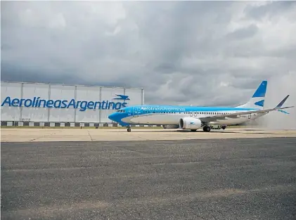  ??  ?? Habrá vuelos. Hoy y mañana, finalmente, los pilotos de Aerolíneas y el resto de las firmas volarán.