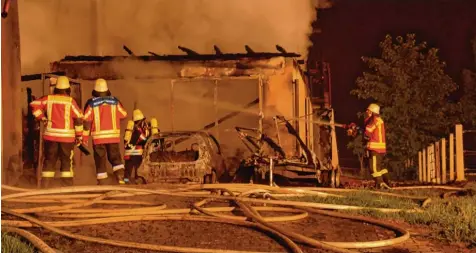  ?? Fotos: Reinhold Radloff ?? Dichter Rauch drang aus dem Gebäudekom­plex in der Leuthau, nachdem die Feuerwehr die riesigen Flammenber­ge bekämpft hatte. Wie groß der entstanden­e Schaden durch den Brand ist, stand gestern noch nicht fest.