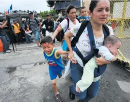  ?? Picture: AFP ?? DESPERATE. Honduran migrants, heading in a caravan to the US, rush through the Guatemala-Mexico internatio­nal border bridge after tearing down its gate in Ciudad Hidalgo, Chiapas state, Mexico.