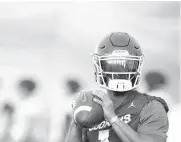  ?? [AP PHOTO] ?? Oklahoma quarterbac­k Kyler Murray prepares to pass during practice Thursday in Davie, Fla.