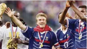  ?? AFP ?? El 2 de julio de 1998, Deschamps alzó la primera copa del mundo para Francia por ser el capitán de los galos.