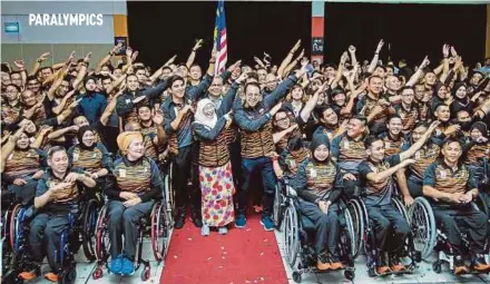  ?? PIC BY ASYRAF HAMZAH ?? Deputy Prime Minister Datuk Seri Dr Wan Azizah Wan Ismail (centre) with the athletes who will take part in the Asian Para Games in Jakarta.