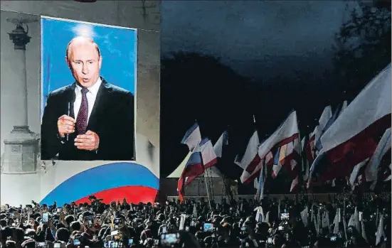  ?? MAXIM SHEMETOV / REUTERS ?? Vladímir Putin (cuya imagen es proyectada en una pantalla gigante), durante un mitin electoral esta semana en Sebastopol (Crimea)