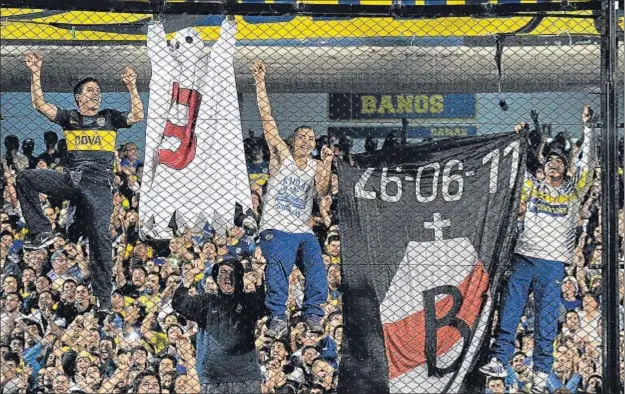  ?? ALEJANDRO PAGNI / GETTY ?? Aficionado­s del Boca Juniors se ríen del River Plate por su descenso en el 2011