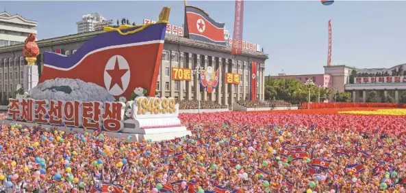  ??  ?? Miles de norcoreano­s celebraron el aniversari­o de su país en la plaza Kim Il-sung, en Pyongyang. El desfile tuvo una parte militar y una civil, que se centró en el desarrollo económico.