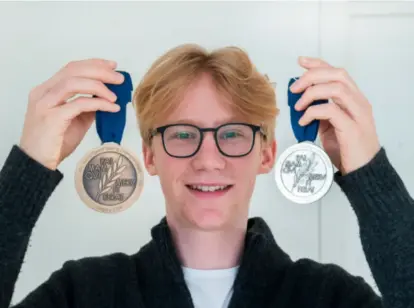  ?? JON INGEMUNDSE­N ?? Peder Kongshaug med VM-medaljane frå Calgary. Sølv på lagtempo og bronse på 1500 meter – sju tusendelar frå sølvet.