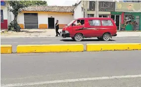  ??  ?? No permitidos. El VMT instaló las estructura­s para evitar que los conductore­s hagan giros indebidos al momento de ingresar a un centro comercial.