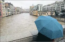  ?? PERE DURAN / NORD MEDIA ?? Una persona mira la espectacul­ar crecida del Onyar en Girona