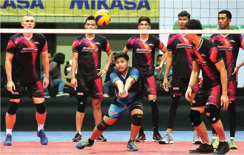  ?? HENDRA EKA/JAWA POS ?? KOMPAK: Para pemain Jakarta Pertamina Energi berlatih di GOR UNY kemarin. Hari ini kompetisi voli Proliga 2018 dimulai.