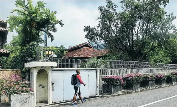  ?? ROSLAN RAHMAN / AFP ?? El origen de la polémica. En este bungalow de la calle Oxley vivió hasta su muerte el padre de la independen­cia de
Singapur, Lee Kwan Yew