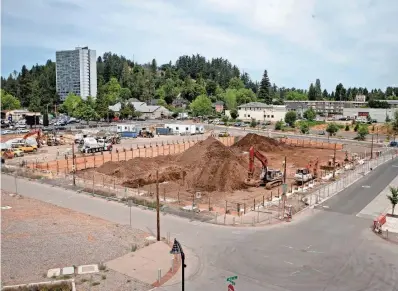  ?? BEN LONERGAN/THE REGISTER-GUARD ?? Constructi­on on the 130-unit east half of the Portal apartment building on the west end of Eugene's new riverfront neighborho­od got underway in early summer.