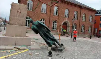  ?? FOTO: KJETIL REITE ?? Her lander statuen av kong Haakon i bakken. Trolig har kilene som holdt den på plass løsnet.