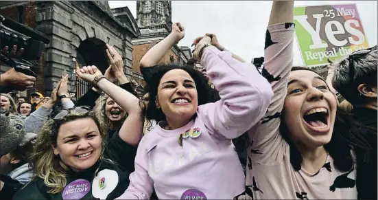  ?? CHARLES MCQUILLAN / GETTY ?? Defensoras del derecho al aborto celebrando la aplastante victoria del sí en el referéndum, ayer en el centro de Dublín