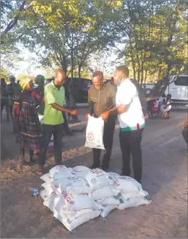  ?? Photo: Contribute­d ?? Helping hand… New Ogongo councillor Daniel Iilende and former councillor Wilhelm Iyambo handing over the maize bags.