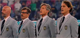  ??  ?? Azzurri da sogno Lo staff tecnico dell’Italia durante l’inno: da sinistra Gianluca Vialli, capo delegazion­e, Alberigo Evani, vice del c.t. Lele Oriali, team manager, e il commissari­o tecnico Roberto Mancini