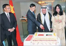  ?? KUNA photo ?? The Kuwait ambassador in Beijing cutting the cake to mark the 52nd Anniversar­y of
Independen­ce.