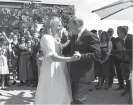  ?? Reuters ?? Vladimir Putin en el baile con la ministra austriaca. personas que procuraron a esa gran mujer.