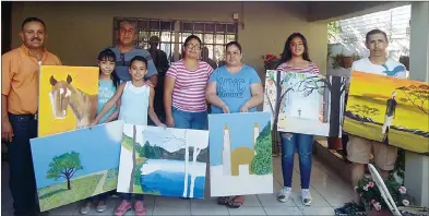  ??  ?? Los integrante­s del Club de Pintura fueron invitados a la Expo Empresario­s Chihuahuen­ses