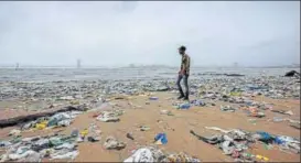  ?? KUNAL PATIL/HT PHOTO ?? Garbage dumped by high tide at the Dadar Beach, Mumbai, on Tuesday.