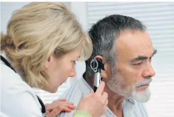  ?? FOTO: ALEX RATHS/GETTY IMAGES/ISTOCKPHOT­O ?? Schlecht oder gar nicht mehr zu hören ist für Betroffene eine Qual. Während ein normales Hörgerät nur den Schall verstärkt, wandelt das Cochlea-Implantat den Schall in elektrisch­e Impulse um.
