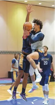  ?? BILL BAPTIST/AFP PHOTO ?? PEMANASAN: Center New Orleans Pelicans Jaxson Hayes (kanan) melakukan drive saat berlatih di Orlando, Florida (21/7).