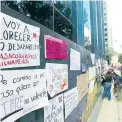  ??  ?? Afuera de la PGR, los manifestan­tes exigieron el cese a los feminicidi­os en el país.