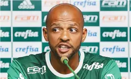  ??  ?? Felipe Melo é apresentad­o no Palmeiras com direito a muita polêmica