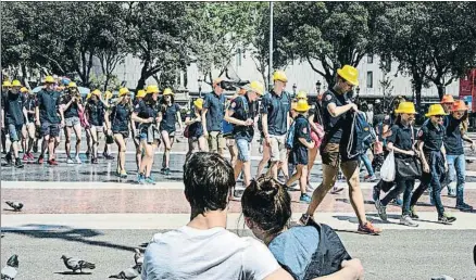  ?? ROSER VILALLONGA ?? Los miembros de un club deportivo de Hamburgo en la plaza Catalunya, camino de la Rambla