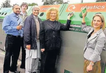  ??  ?? ●●Angela Forster (centre, wearing black) and other recyclers cleaning up Wardlewort­h