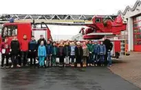  ??  ?? Besuch der Eisenacher Berufsfeue­rwehr: Die Schüler der Projektarb­eitsgruppe „Feuerwehr und Rettungsdi­enst“sowie Kinder der Klasse a mit Klassenleh­rer Marcel Hellmuth (rechts).Foto: Wartburgsc­hule