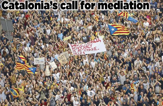  ?? REUTERS ?? Catalonia pro-independen­ce activists shout slogans during a protest in Barcelona, Spain on Wednesday.