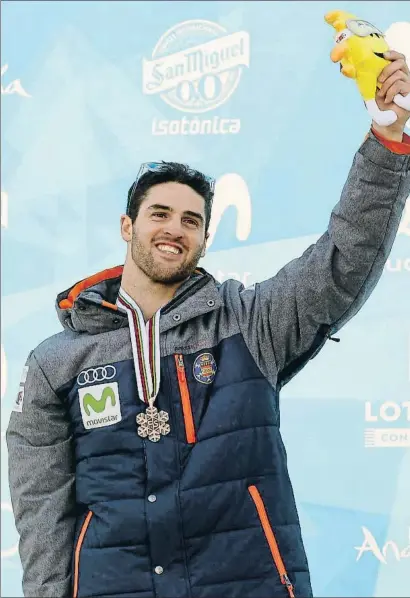  ?? JULIO MUÑOZ / EFE ?? Triunfal. Lucas Eguibar celebra su plata individual en el Mundial de Sierra Nevada, en marzo