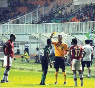  ?? NELVI/RADAR BOGOR/JPG ?? KONTROVERS­IAL: Wasit Fariq Hitaba mengeluark­an kartu kuning saat memimpin laga antara PS TNI melawan Persija di Stadion Pakansari, Bogor (8/6). Dia membatalka­n keputusan penalti untuk PS TNI.