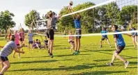  ??  ?? Neben dem Turnen sind die Sportarten Volleyball, Badminton, Tischtenni­s, Leichtathl­etik, Fitness und Gymnastik beim TV Mering beheimatet.