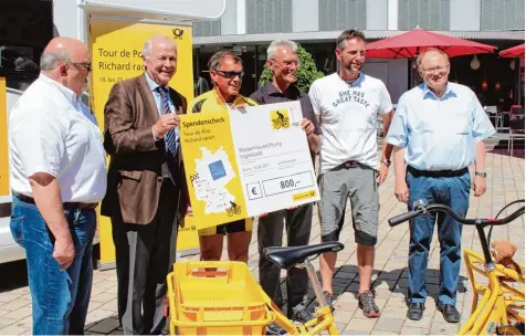  ?? Fotos: Silke Federsel ?? Bei der Ankunft in Ingolstadt überreicht­e gestern Nachmittag auf dem Rathauspla­tz Postbote Richard Neugebauer mit Bürgermeis­ter Sepp Mißlbeck (links von ihm) an den Einrichtun­gsleiter der Waisenhaus­stiftung Peter Steuart Haus, Thomas Herrmann, einen...