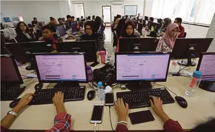  ?? REUTERS PIC ?? Volunteers inputting data of vote tally forms of last month’s general election in a room at Joko Widodo’s national campaign office in Jakarta on Monday.