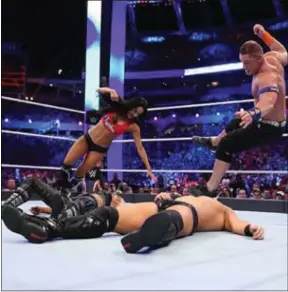  ??  ?? Nikki Bella et John Cena affichaien­t leur rage sur le ring de WrestleMan­ia.