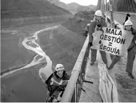  ??  ?? Greenpeace-Protest an leerem Stausee Ende November.